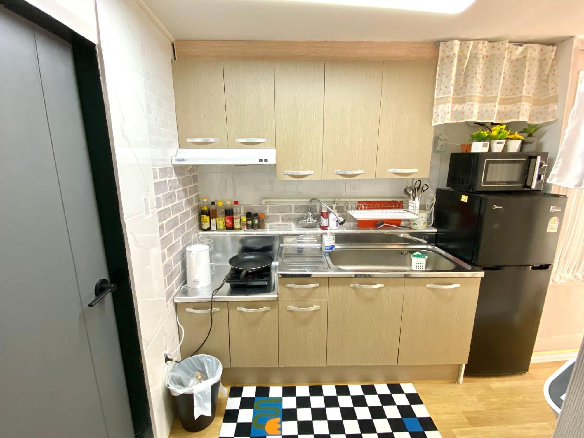 2 Rooms-2mins To Mrt,15mins To Hongdae Apartment Seoul